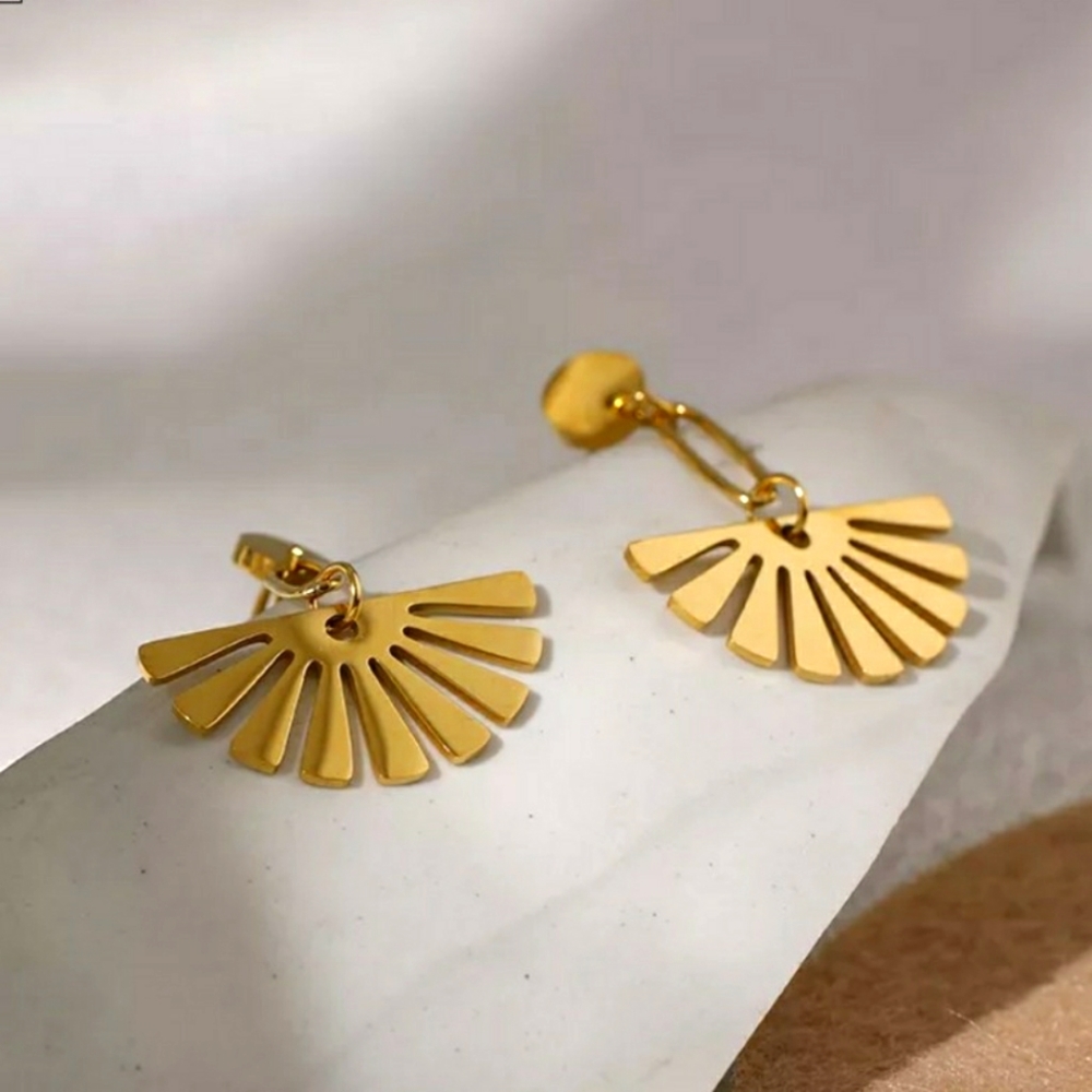 18K Gold Plated Flower Drop Earrings NWOT